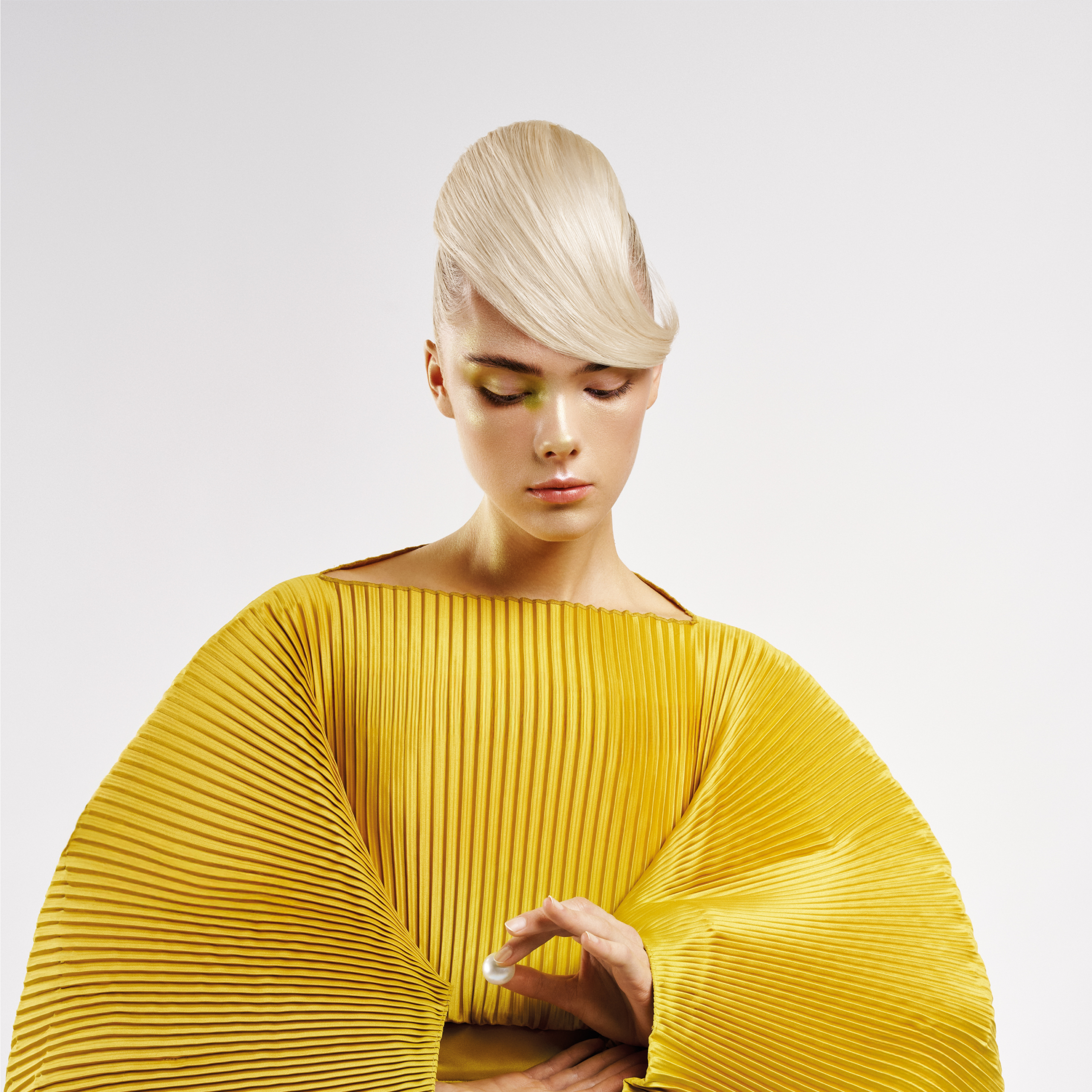 art-hair-studios-my-mystique-biondo-acconciatura- modella acconciatura collezione My Mystique